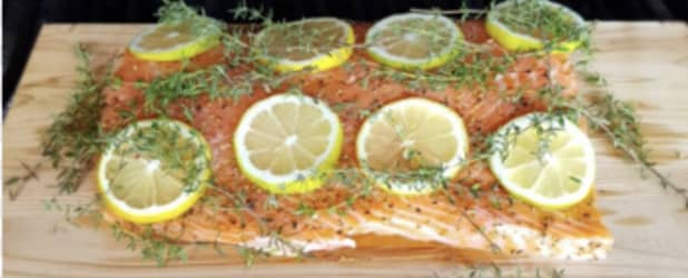 Gegrillter Lachs mit Zitrone